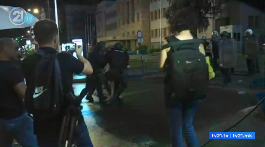 Тројца припадници на МВР со полесни повреди се прегледани во Градската болница „Св. Наум Охридски“