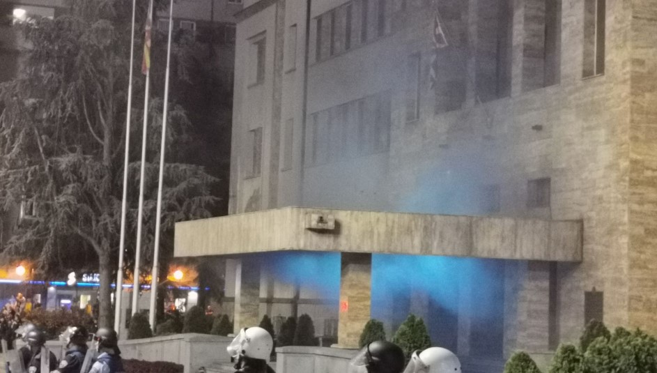 Повторно димни бомби, петарди и шишиња кон полицијата пред Собранието – повредени двајца полицајци