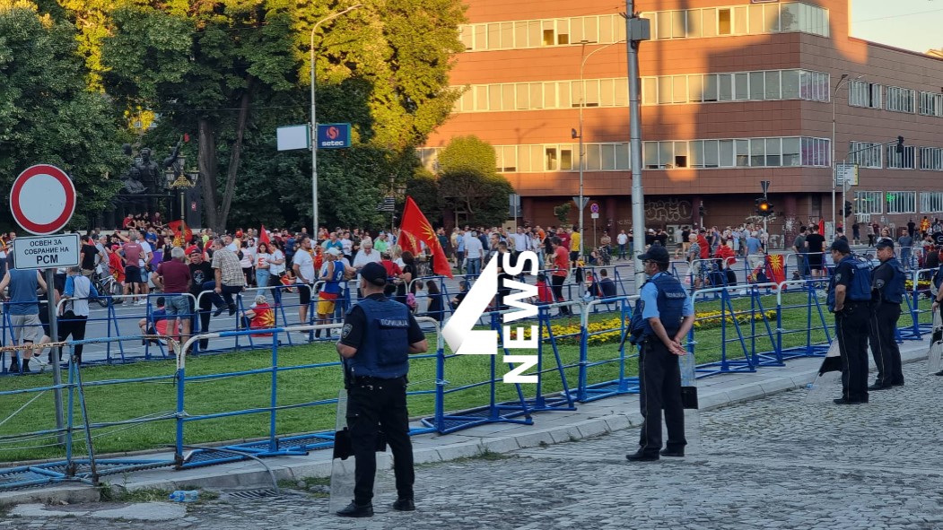 ФОТО: И вечерва протести пред Собраниe