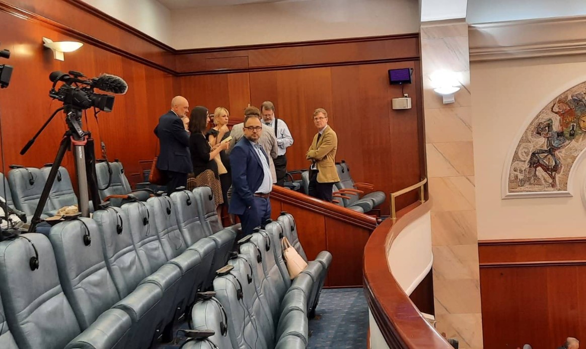 ФОТО: И евроамбасадорот Гир ќе ја следи седницата за францускиот предлог