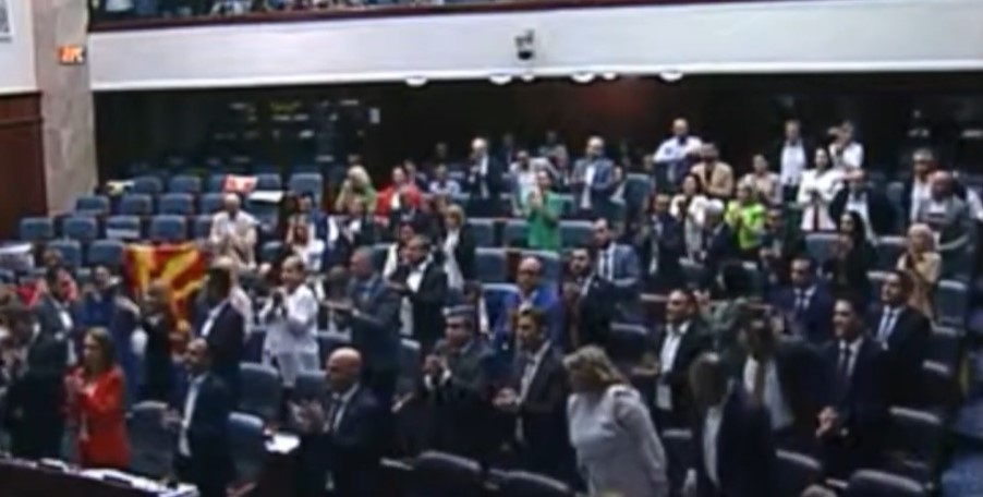 По три дена тензична атмосфера: Пратениците ги изгласаа предложените заклучоци за францускиот предлог