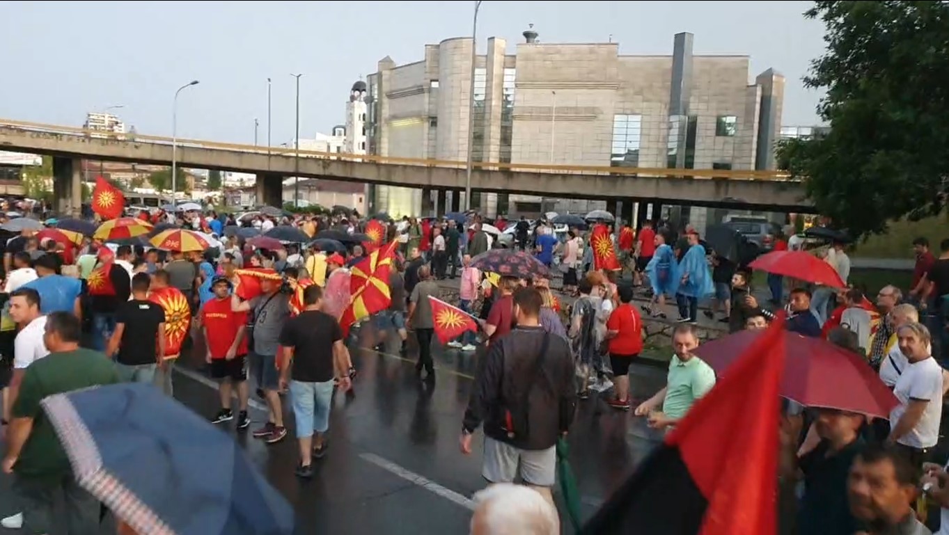 ВИДЕО: Протестот продолжува – демонстрантите се упатија кон Собранието