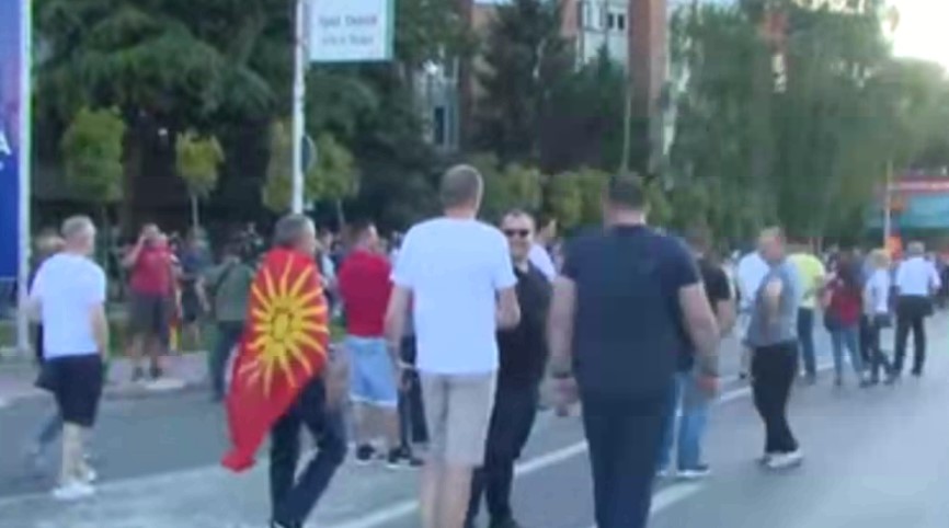 Почна протестот против францускиот предлог