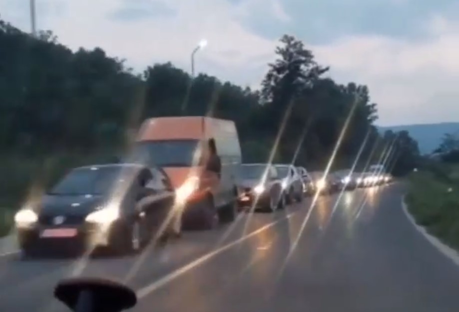 ВИДЕО: Километарски колони на Стража за Скопје