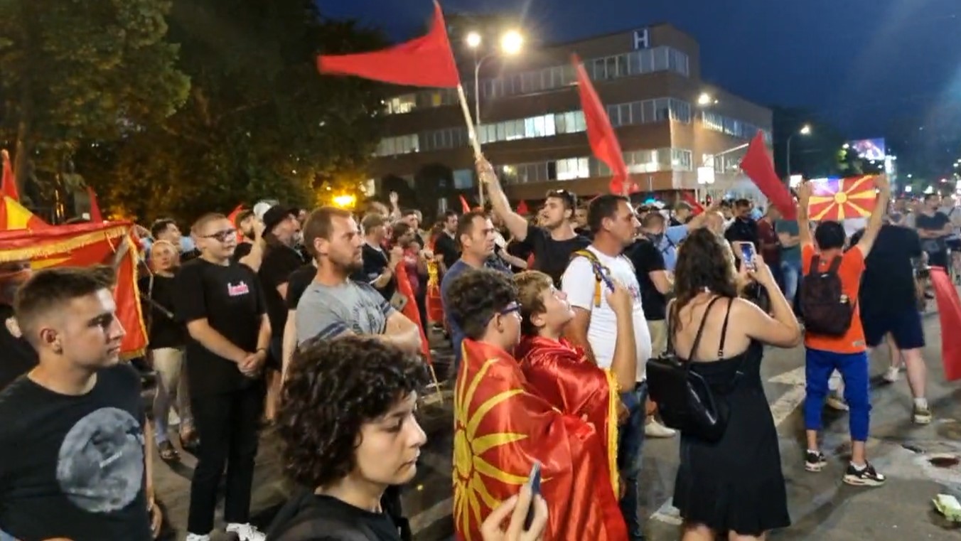 УА ФАШИСТИ: Демонстрантите дојдоа пред Собранието