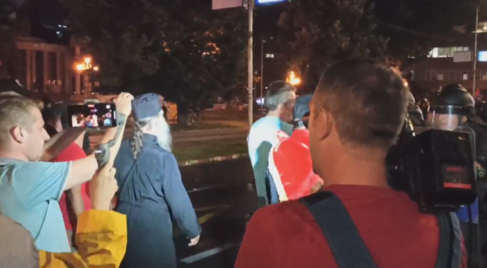 ВИДЕО: Свештеник ја молеше полицијата да ги ослободи приведените демонстранти