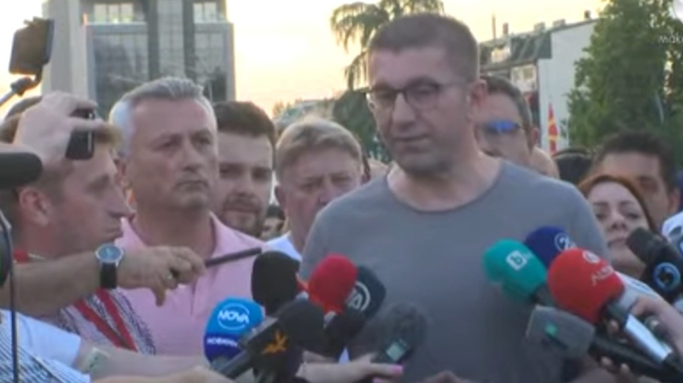 Мицкоски: Силата е во масовноста, а не во насилството, продолжуваме со протести, НЕ го прифаќаме овој дипломатски нокаут