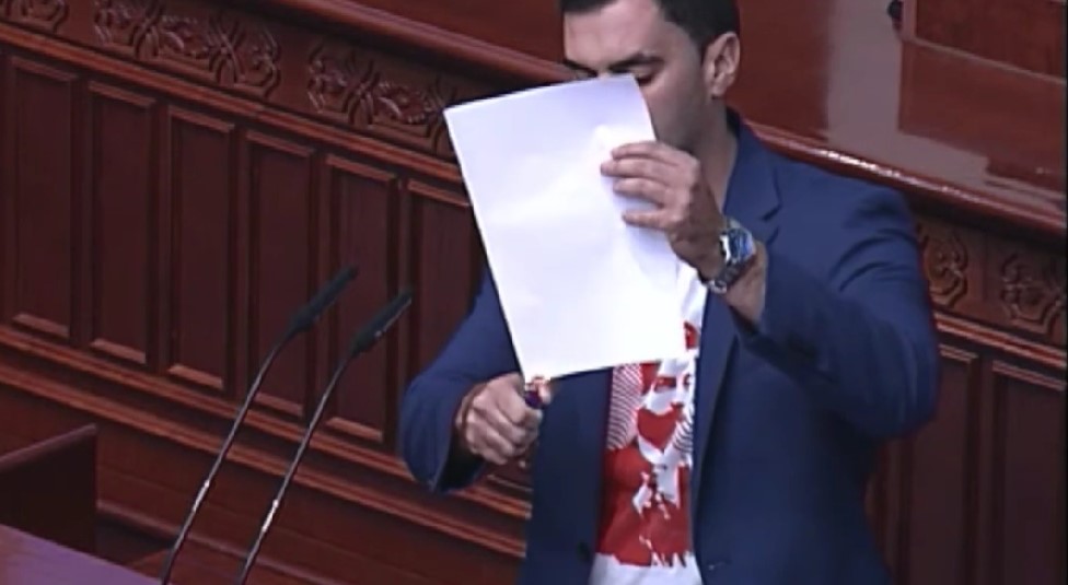 Јаулески го запали на говорница францускиот предлог – „Никој не победил народ, нема ниту вие“