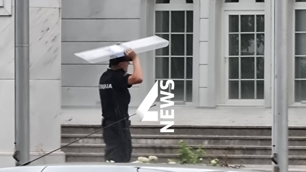 ФОТО: Полицајците со штит против невреме, наместо против демонстрантите пред Влада
