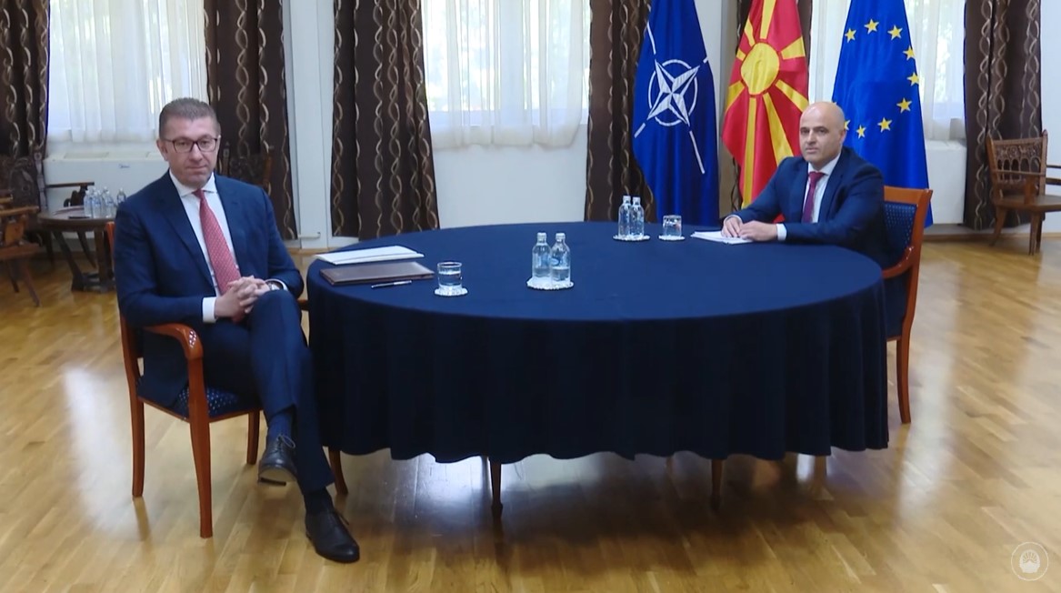 Ковачевски го одби Мицкоски: Не се води дебата за Уставот кога пушташ канализација