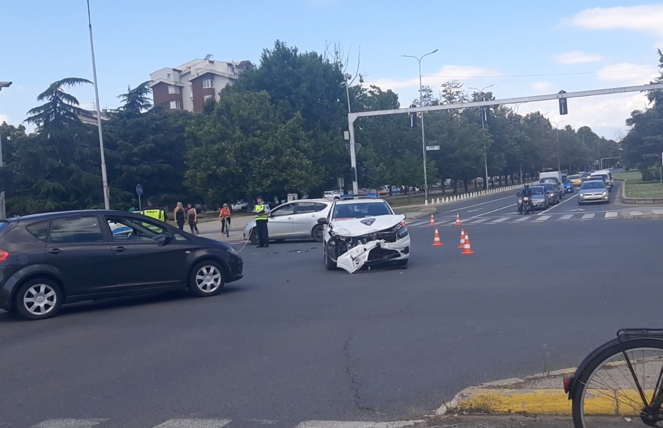 ФОТО: Патничко возило се судри со полициски автомобил во Ново Лисиче
