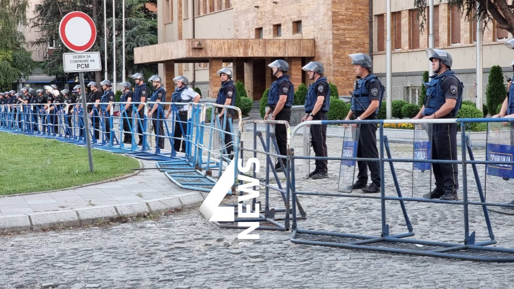 Полицајци од цела Македонија донесени во Скопје поради настаните од висок ризик во Собрание