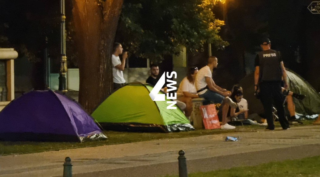 ФОТО: Поставени шатори – граѓаните ноќта ќе ја поминат пред Собрание