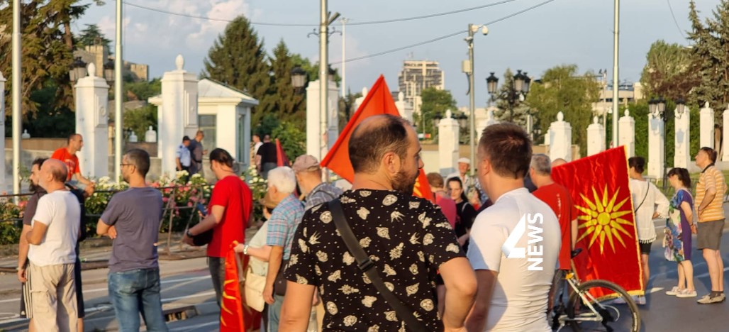 ФОТО/ВИДЕО: „Таче ти си предавник“ – револтирани граѓани на протест пред Влада