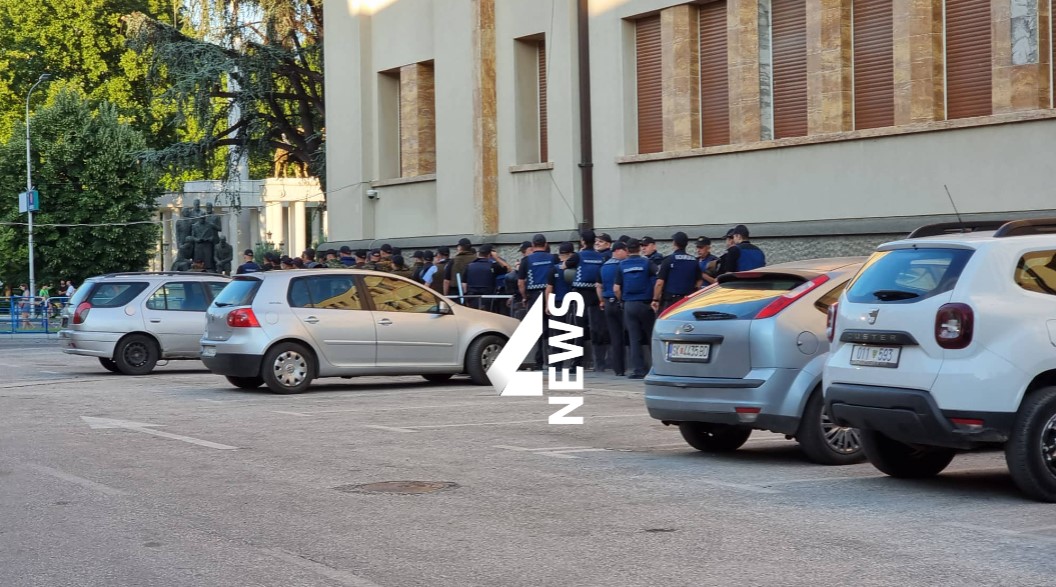 ФОТО: 8-ми ден протести, полицијата на готовс