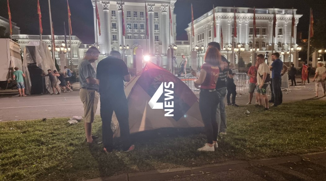 ВИДЕО: Граѓани спиеа пред Влада – „Вечерва со јајца и тоалетна хартија кон Владата“, најави Апасиев