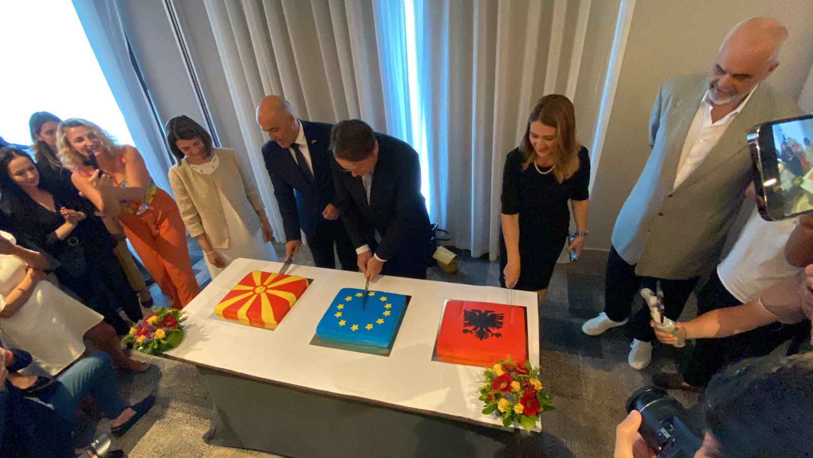 Во Брисел коктел по повод стартот на преговори на Северна Македонија и Албанија
