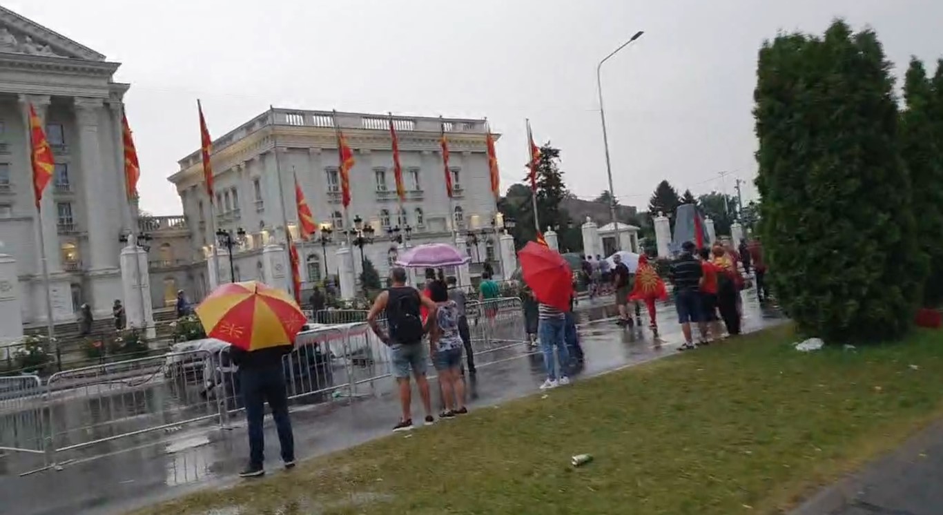 „Никогаш Северна, само Македонија“ – Продолжуваат протестите пред Владата против францускиот предлог