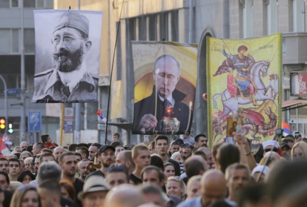 Илјадници православни протестираа во Србија против геј парадата