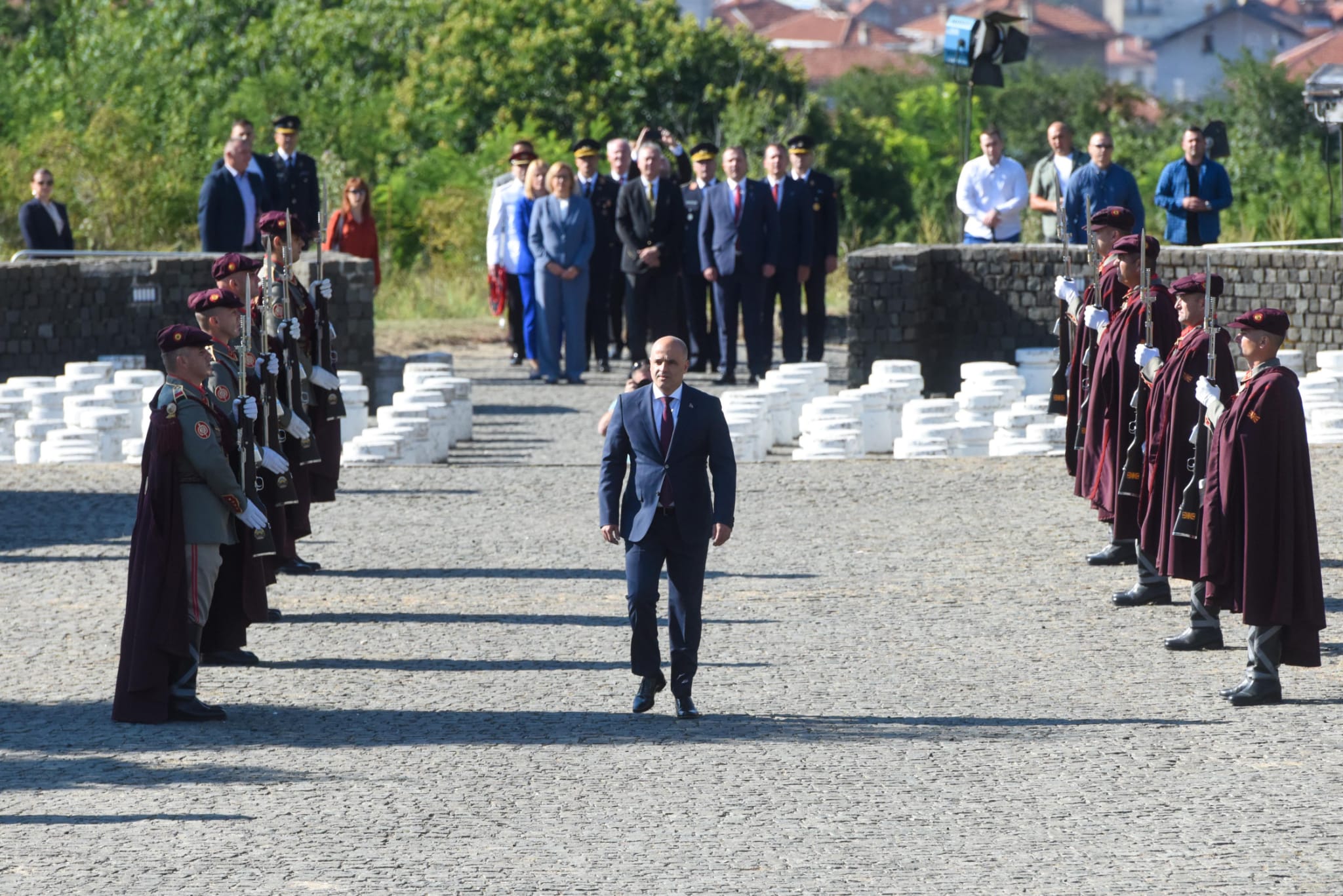Владина делегација предводена од премиерот Ковачевски оддаде почит на Никола Карев, првиот претседател на Крушевската Република