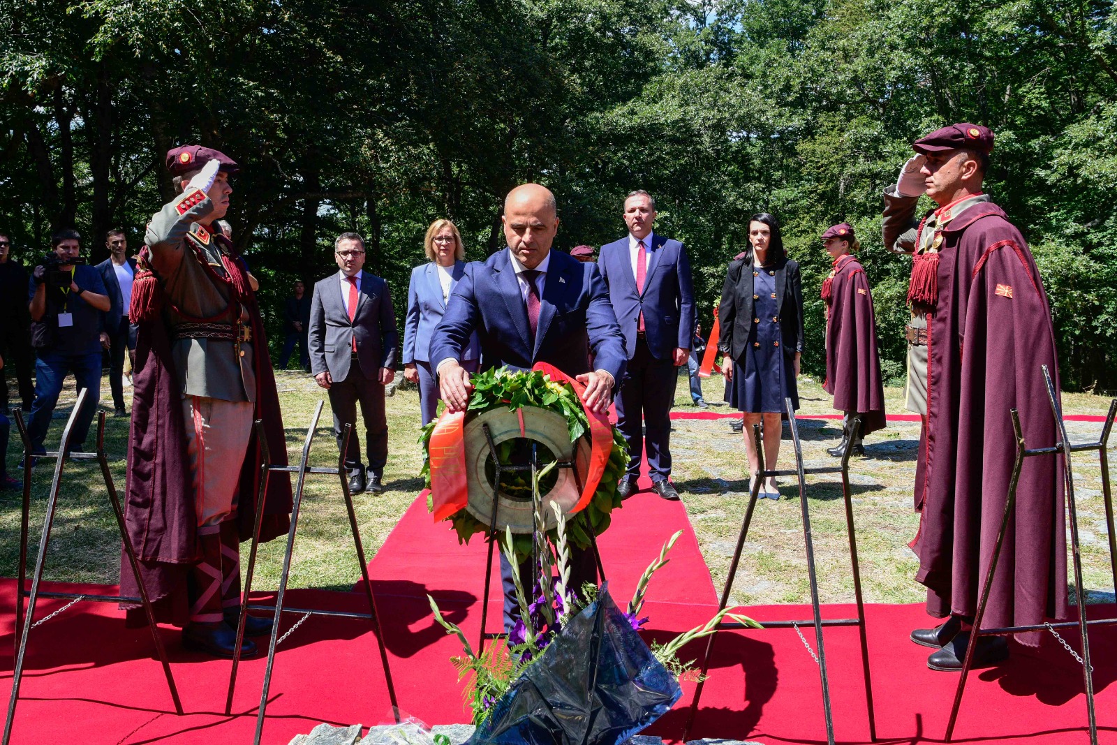 Владина делегација предводена од премиерот Ковачевски положи свежо цвеќе на споменикот на илинденците на Мечкин Камен