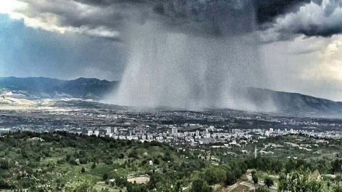 Фотографија стара 5 години се споделува како да е од денешното невреме