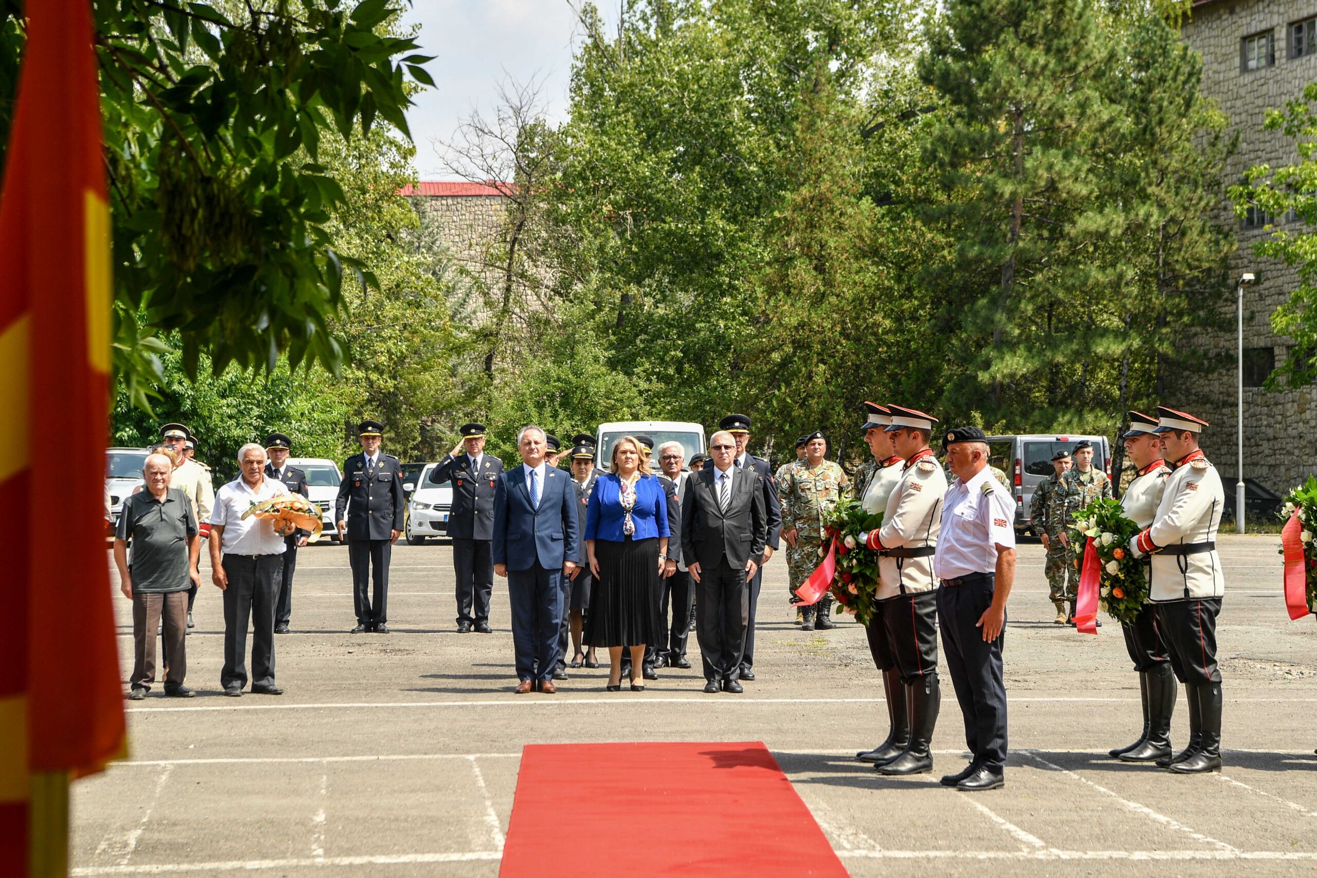 Владина делегација положи цвеќе во спомен на загинатите армиски припадници кај Љуботенски бачила