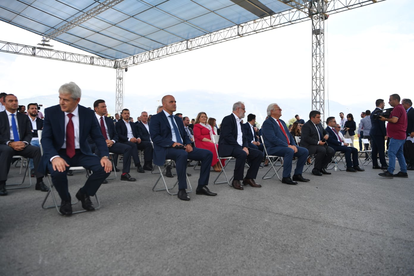 „Се смееја на Грујо, ама денеска цела Влада фрлаше лопати во Тетово“ – на новинарите забрането да поставуваат прашања: „Дојдете вечер на Скендербег ќе има светлечко шоу!“