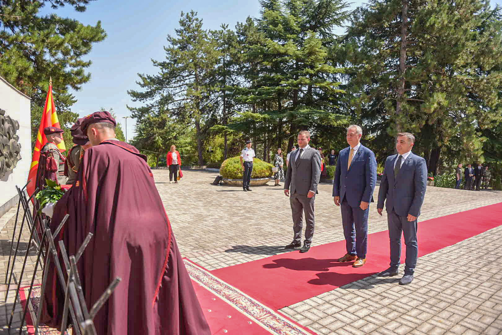 Владина делегација положи свежо цвеќе по повод 18 август-Денот на Армијата на Република Северна Македонија