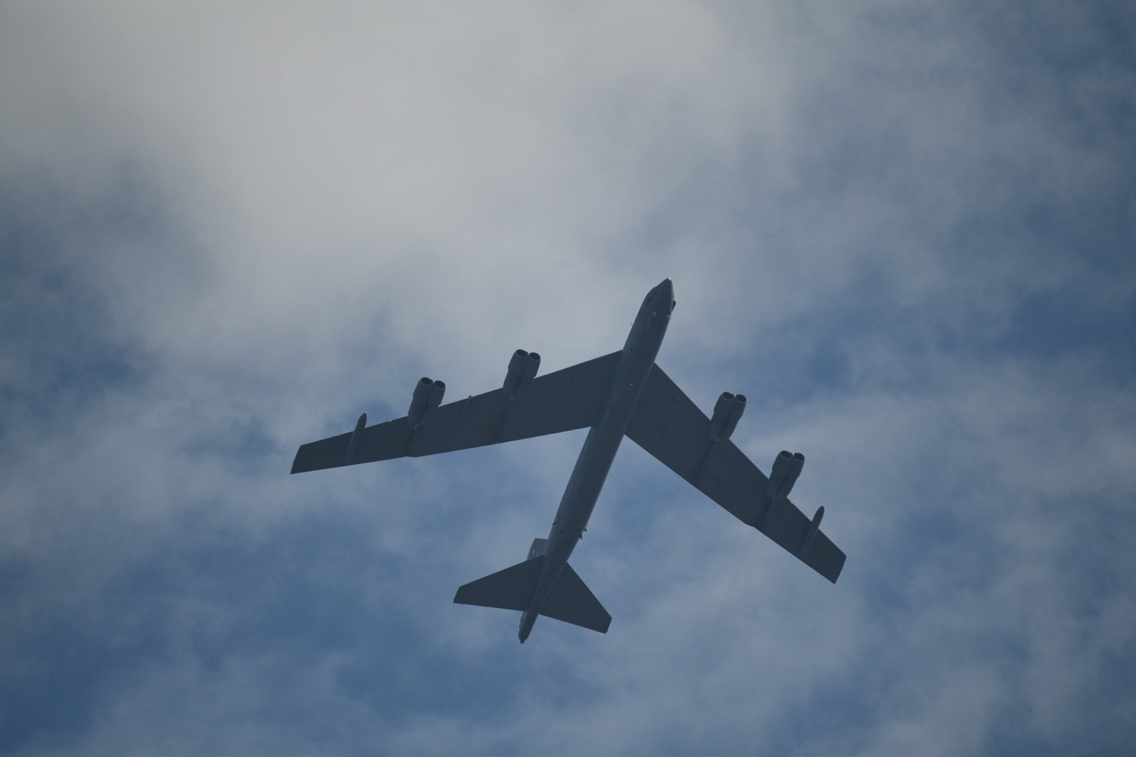 Американските бомбардери Б-52 со прелетот над Скопје го демонстрираа силното сојузништво во НАТО
