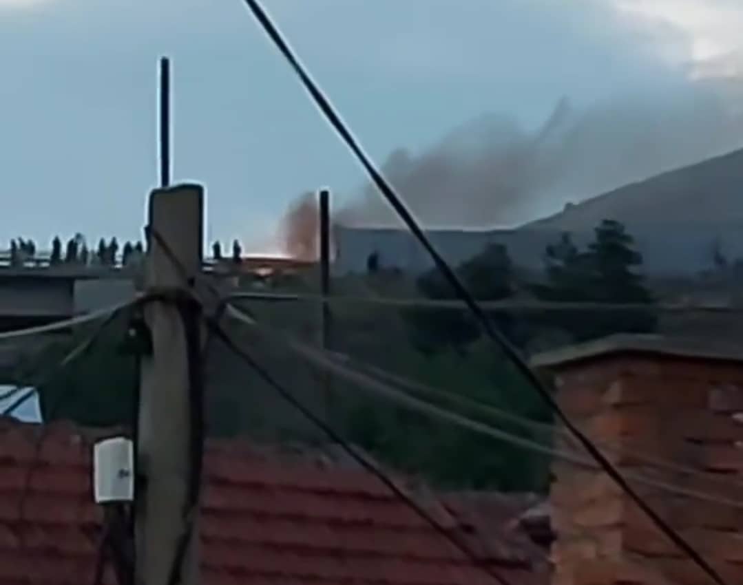 Жителите од ромската населба во Битола повторно запалија оган на патот – сообраќајот во прекин