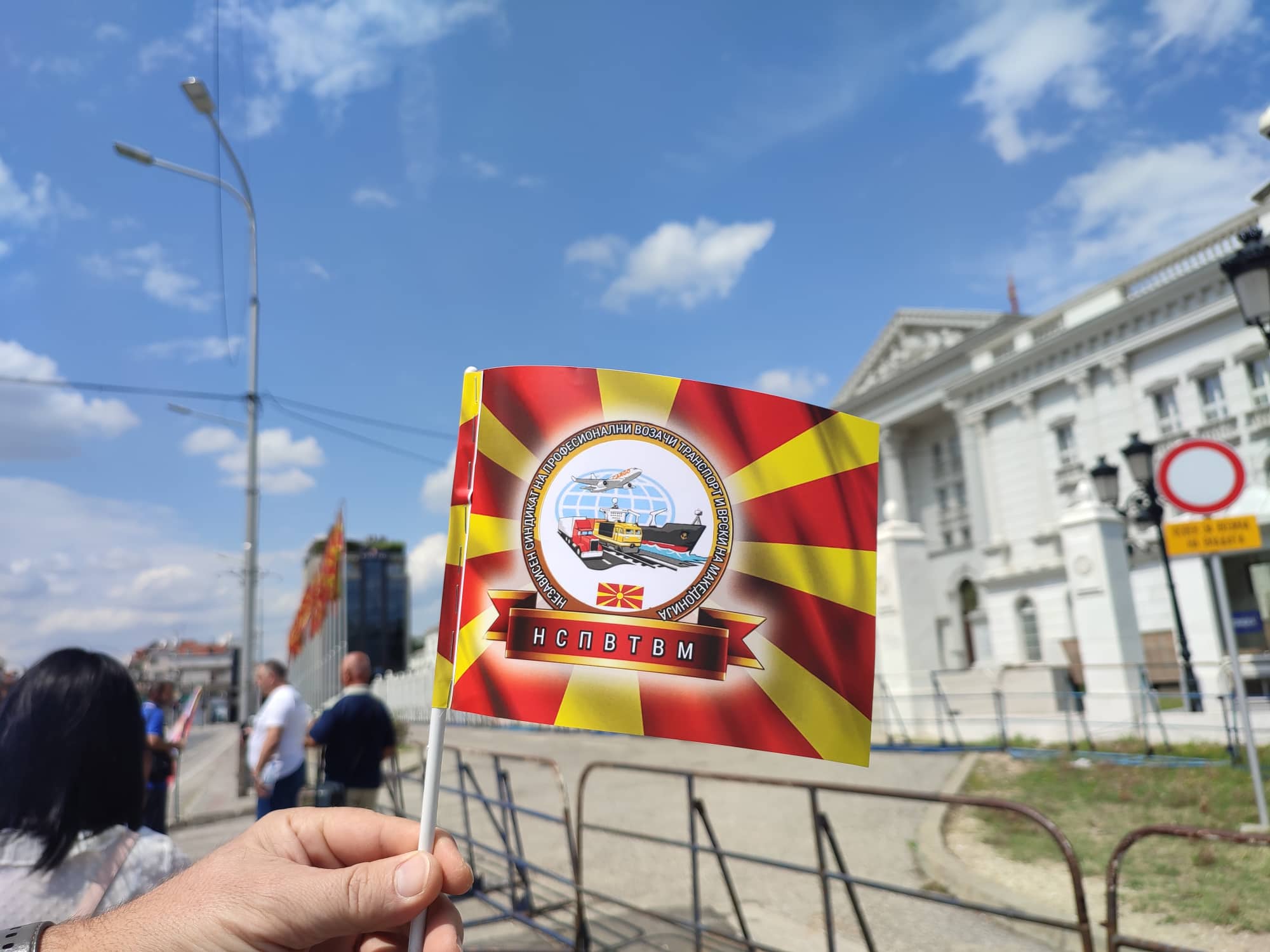 Независниот синдикат на професионални возачи на транспорт на протест пред Владата