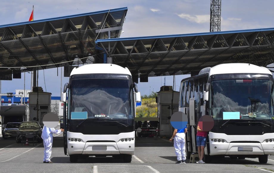 Автобуси од Арачиново и Тетово вршеле превоз на патници надвор од Македонија без дозвола