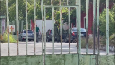 Повеќе апсења во Албанија – четворица Чеси се приведени во близина на фабрика за оружје