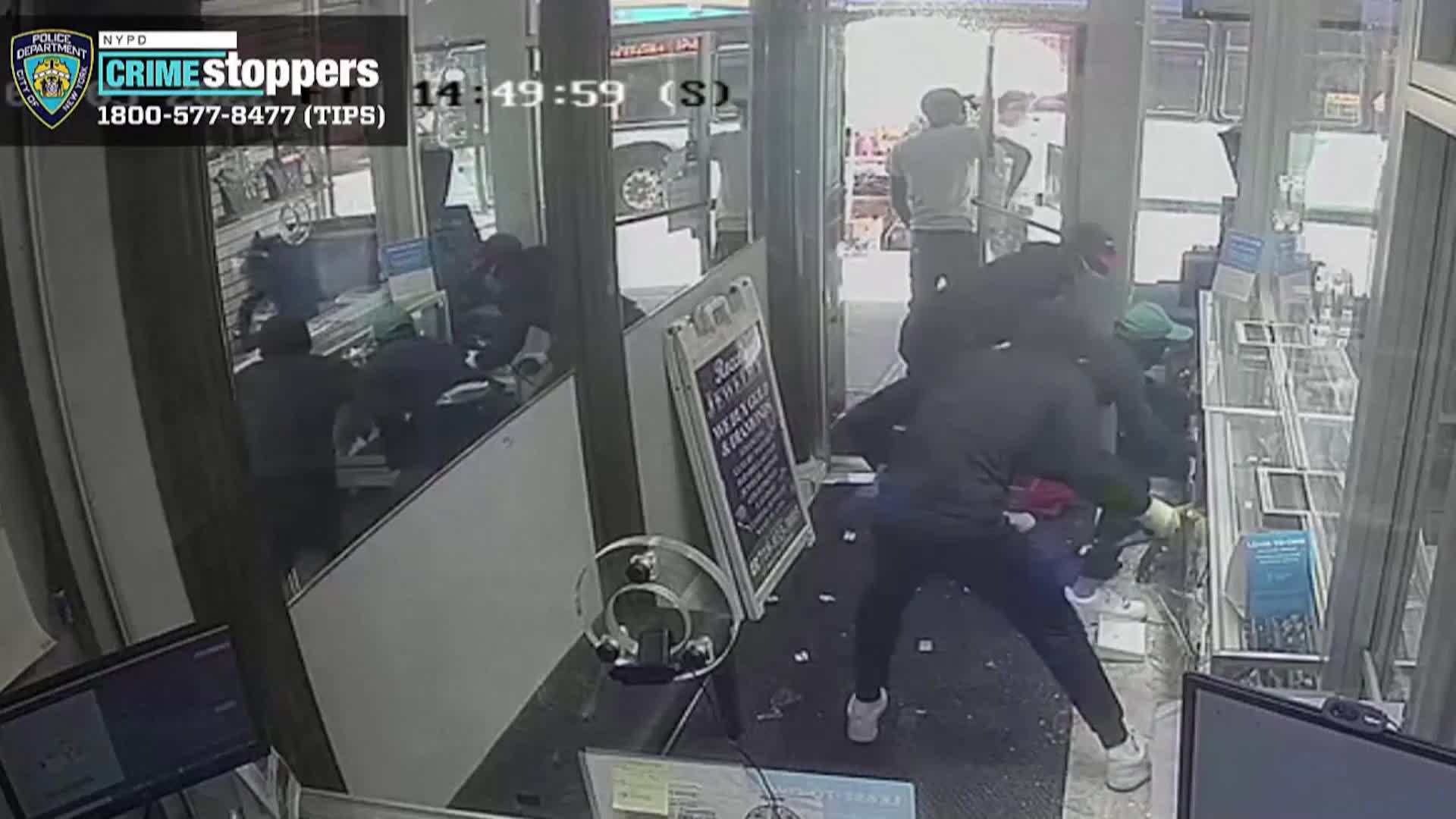 ВИДЕО: Маскирани лица украле накит вреден над 2 милиони долари