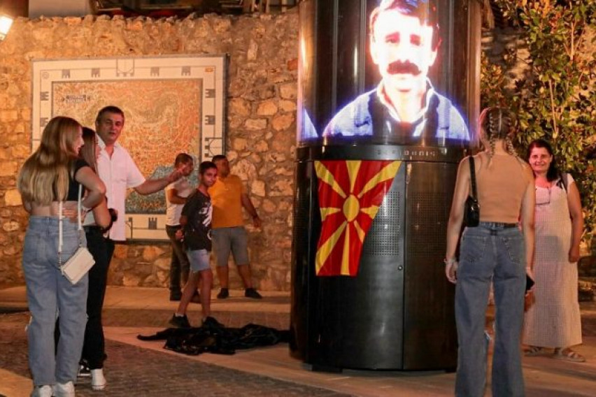 (Видео) Дигиталниот споменик на виртуелен Прличев којшто беше поставен во Охрид, по 48 часа вандализиран