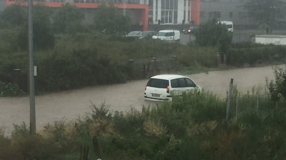 ВНИМАВАЈТЕ: Силно невреме во Виница – одрони на патот кон Берово