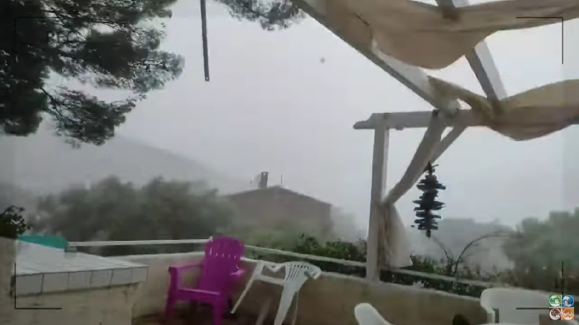 ВИДЕО: Силно невреме во Корзика – пет лица загинаа