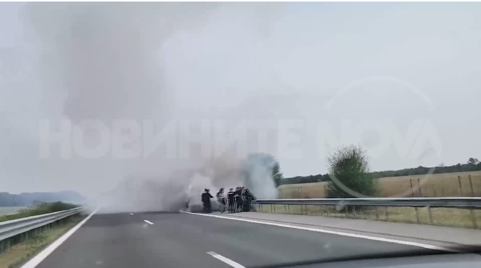 ФОТО: Автобус се запали на автопатот „Тракија“ во Бугарија