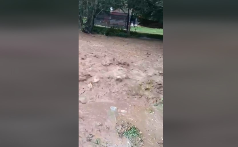 ВИДЕО: Се изли реката во туристичката населба Равна река во Пехчево