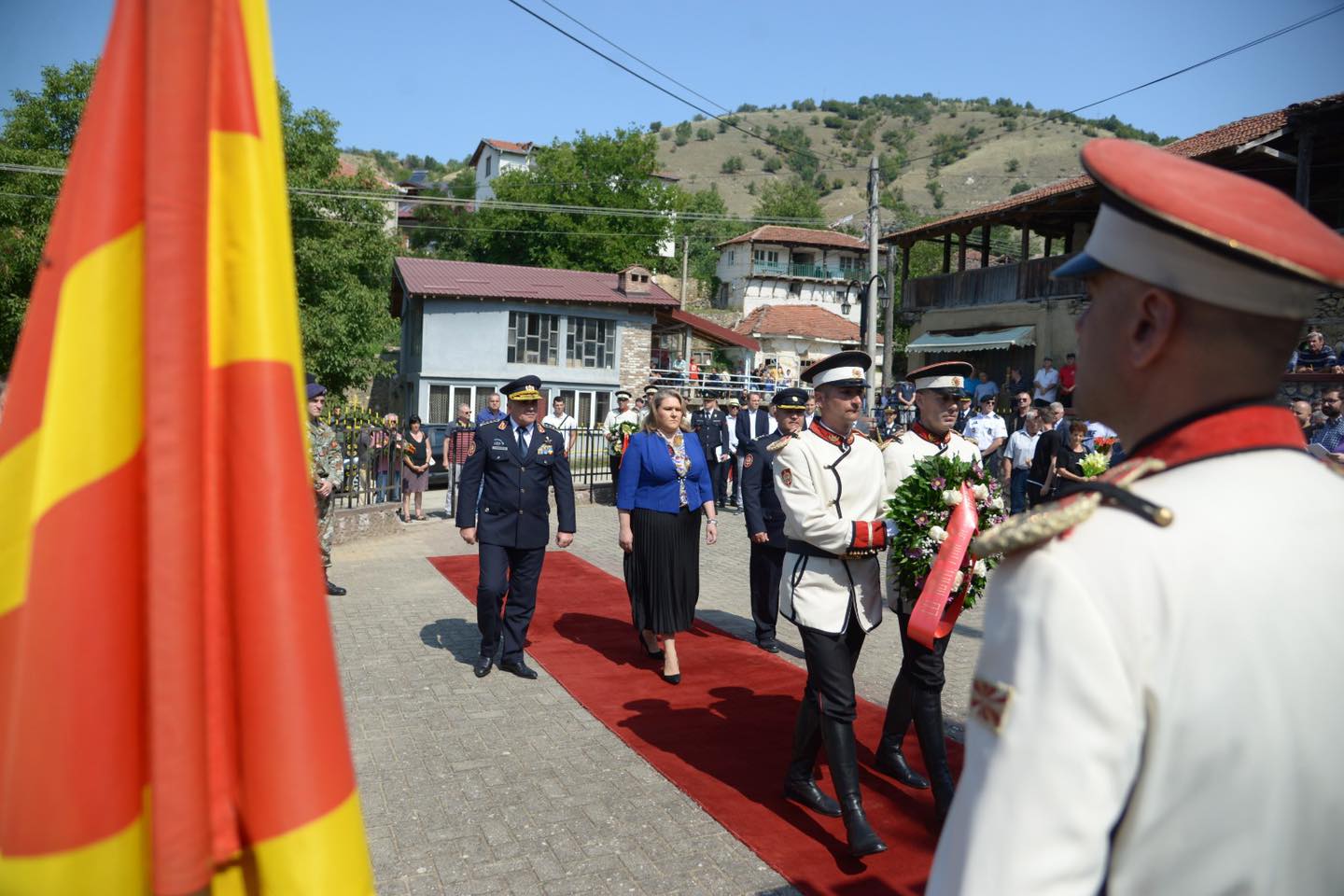Министерката Петровска оддаде почит во спомен на загинатите бранители кај Љуботенски бачила