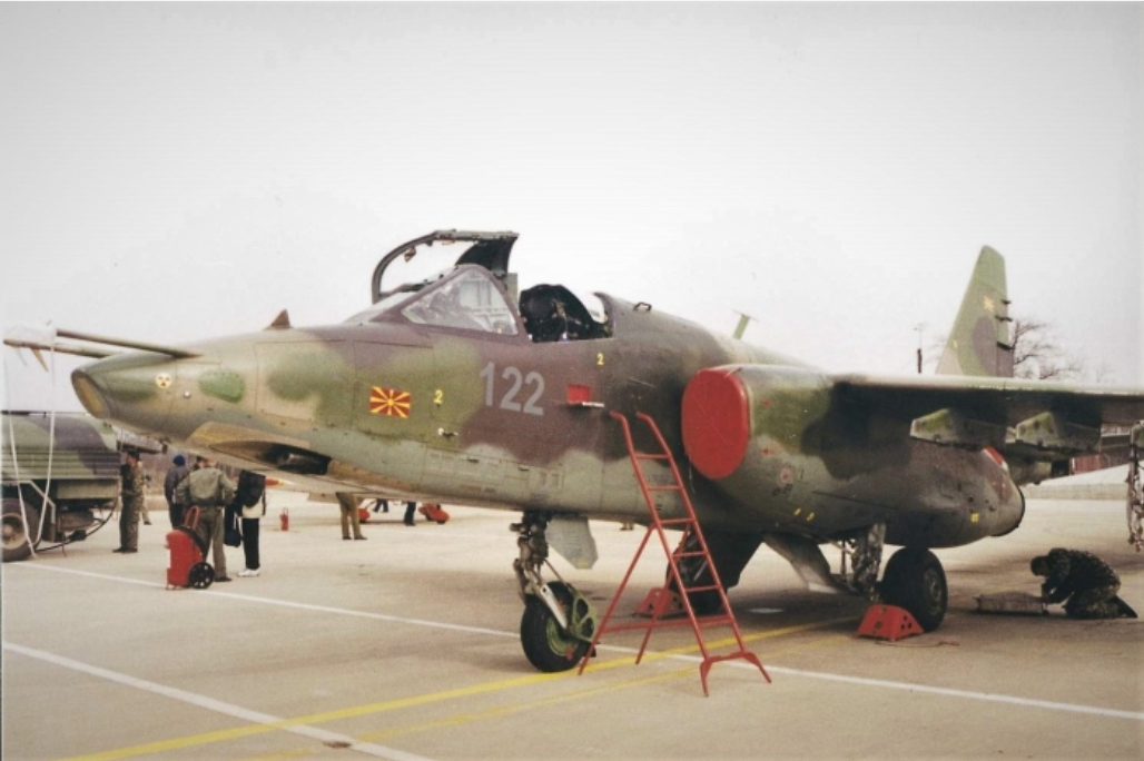 По тенковите Северна Македонија ги испрати 4-те воени авиони „СУ-25“ како донација на Украина