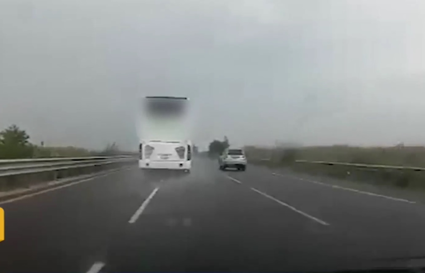 ВИДЕО: Автобус вози со 150 км/ч на автопат – ако излета нема да има преживеани, велат експертите