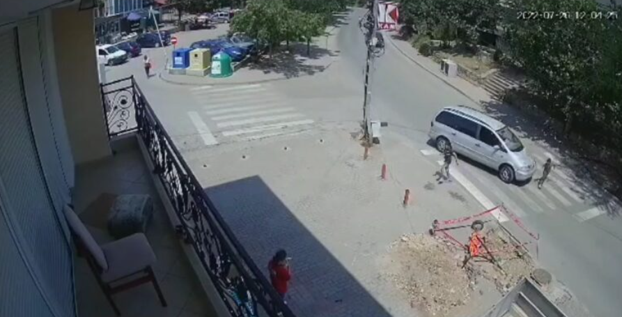 (ВОЗНЕМИРУВАЧКО ВИДЕО) Возач во Штип удри дете на пешачки па избега