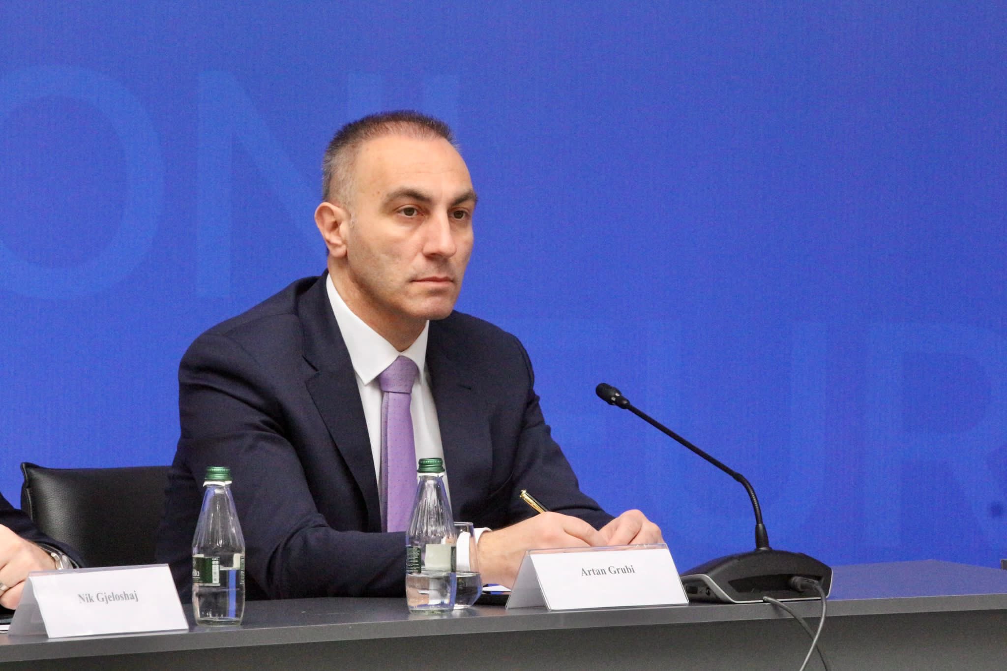 Полицаецорт кој го пушти Груби да замине доби кривична пријава!