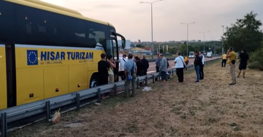 Патници од Македонија поради расипан автобус ноќта ја поминале на автопат во Србија