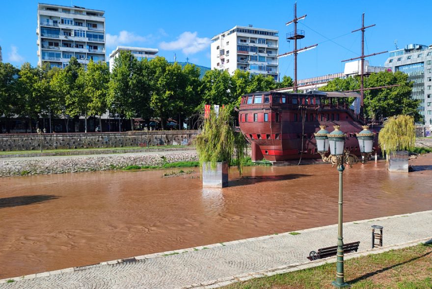 ФОТО НА ДЕНОТ: Реката Вардар доби кафена боја