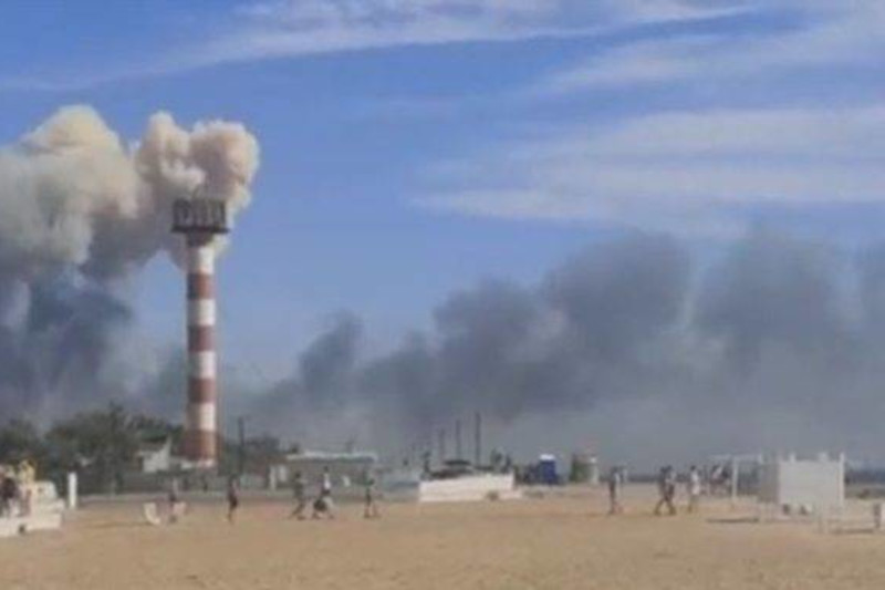 Пожар и детонации во воен магацин на Крим