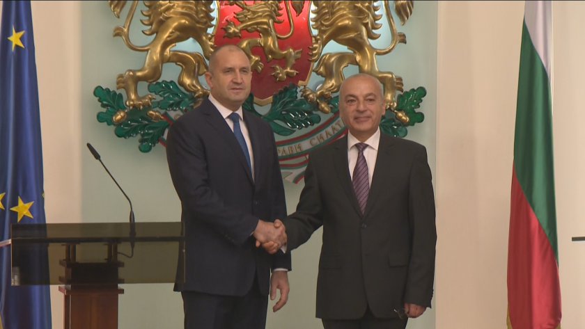 Новата преодна влада на Бугарија положи заклетва пред претседателот Румен Радев