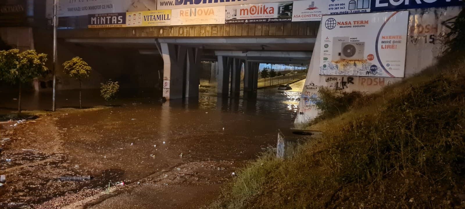 ЦУК: Во Тетово поплавени подруми, куќи и гаражи (ВИДЕО)